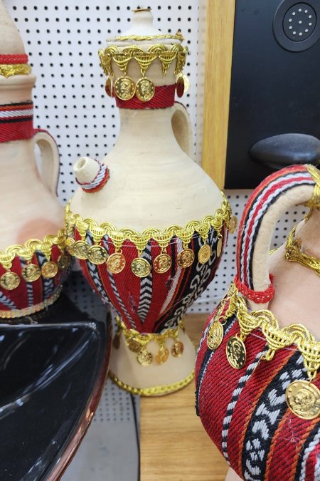 فخّارة بدوية مطرّزة بالزخارف الذهبية